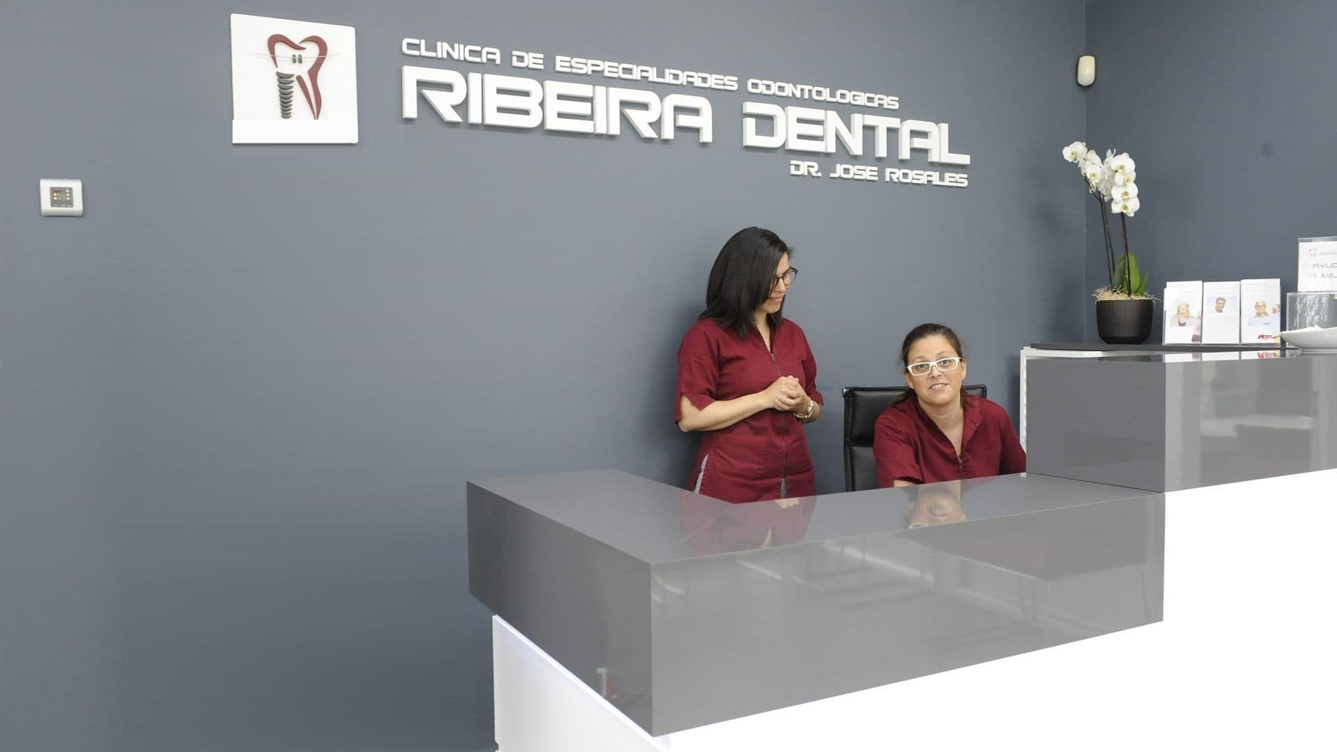 Recepción de la clínica dental Ribeira Dental en Ribeira